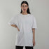 weißes oversized "Stoff hoch 4" Raver T-Shirt von vorne, getragen von einer Frau